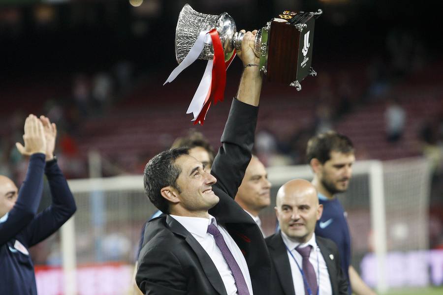 Valverde eleva al cielo del Campo Nou la Supercopa conseguida ante el Barcelona en 2015.