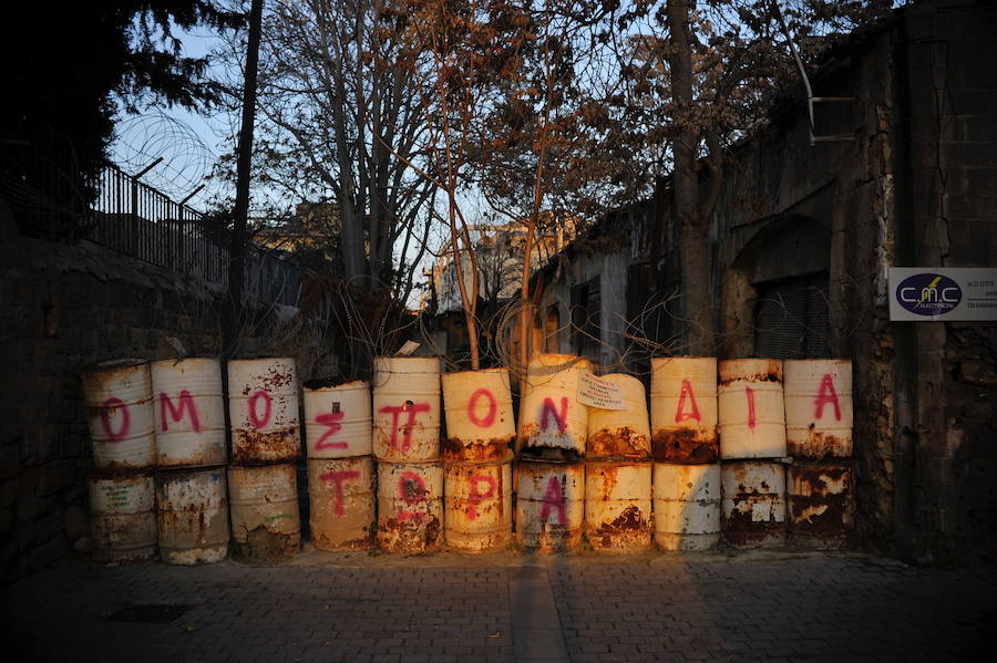 Otra parte de la ciudad separada por bidones y alambradas.