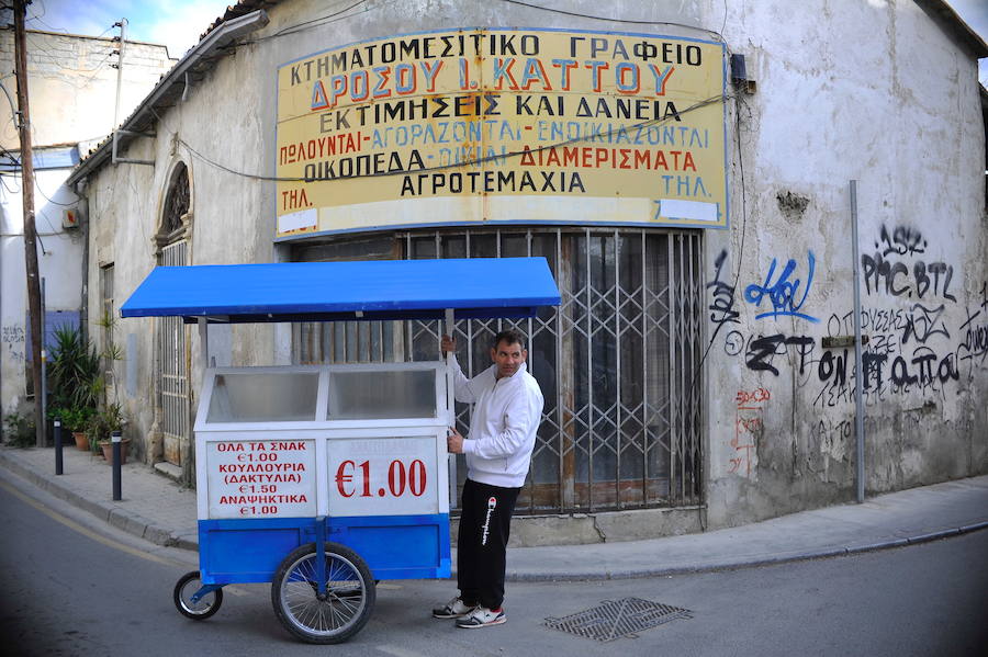 Un vendedor ambulante busca el mejor sitio para situar su puesto.