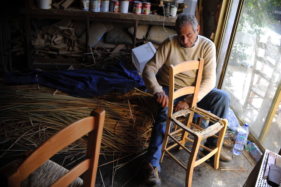 Un hombre hace una silla de la forma más tradicional.