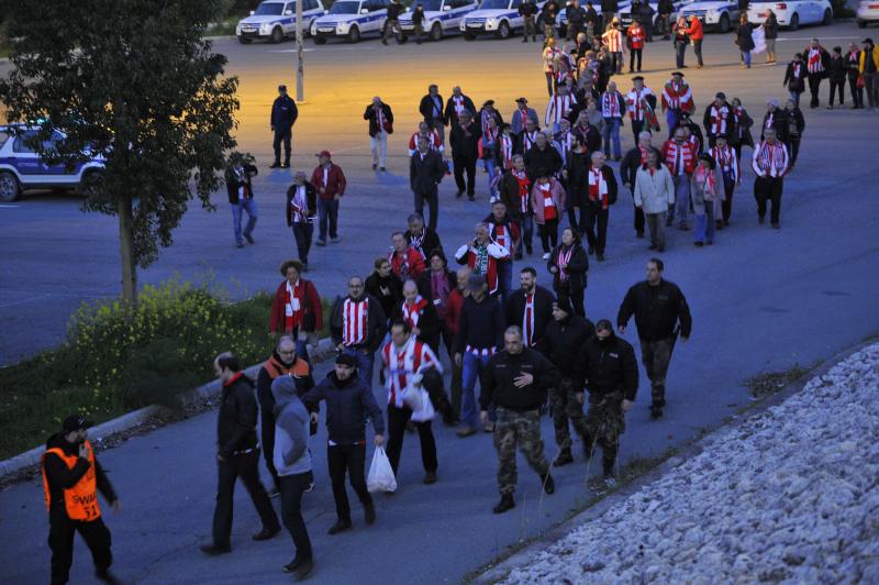 La afición del Athletic en el estadio del Apoel
