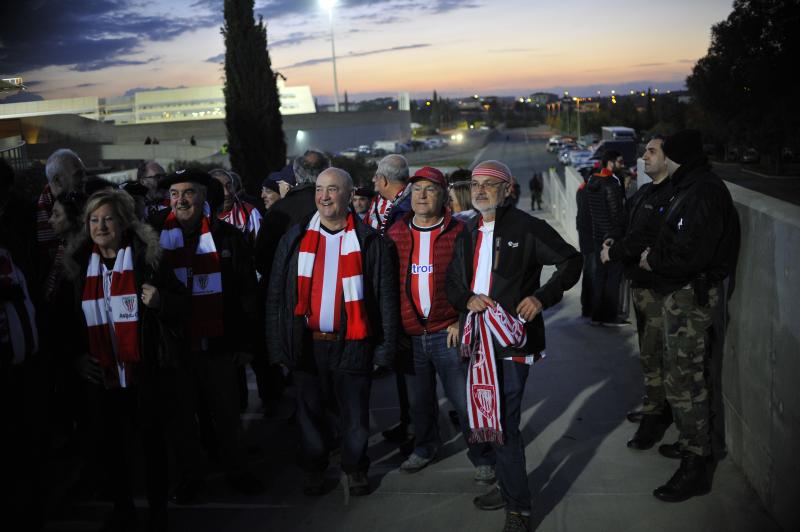 La afición del Athletic en el estadio del Apoel