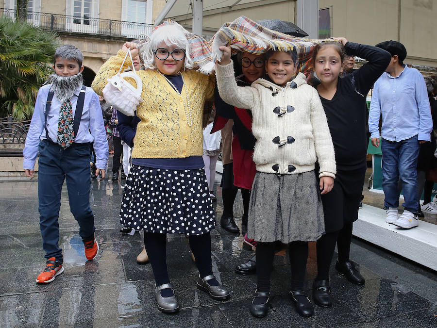 Los txikis festejan el Carnaval en la Plaza Nueva