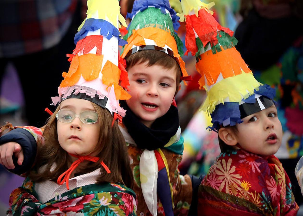 Los txikis festejan el Carnaval en la Plaza Nueva