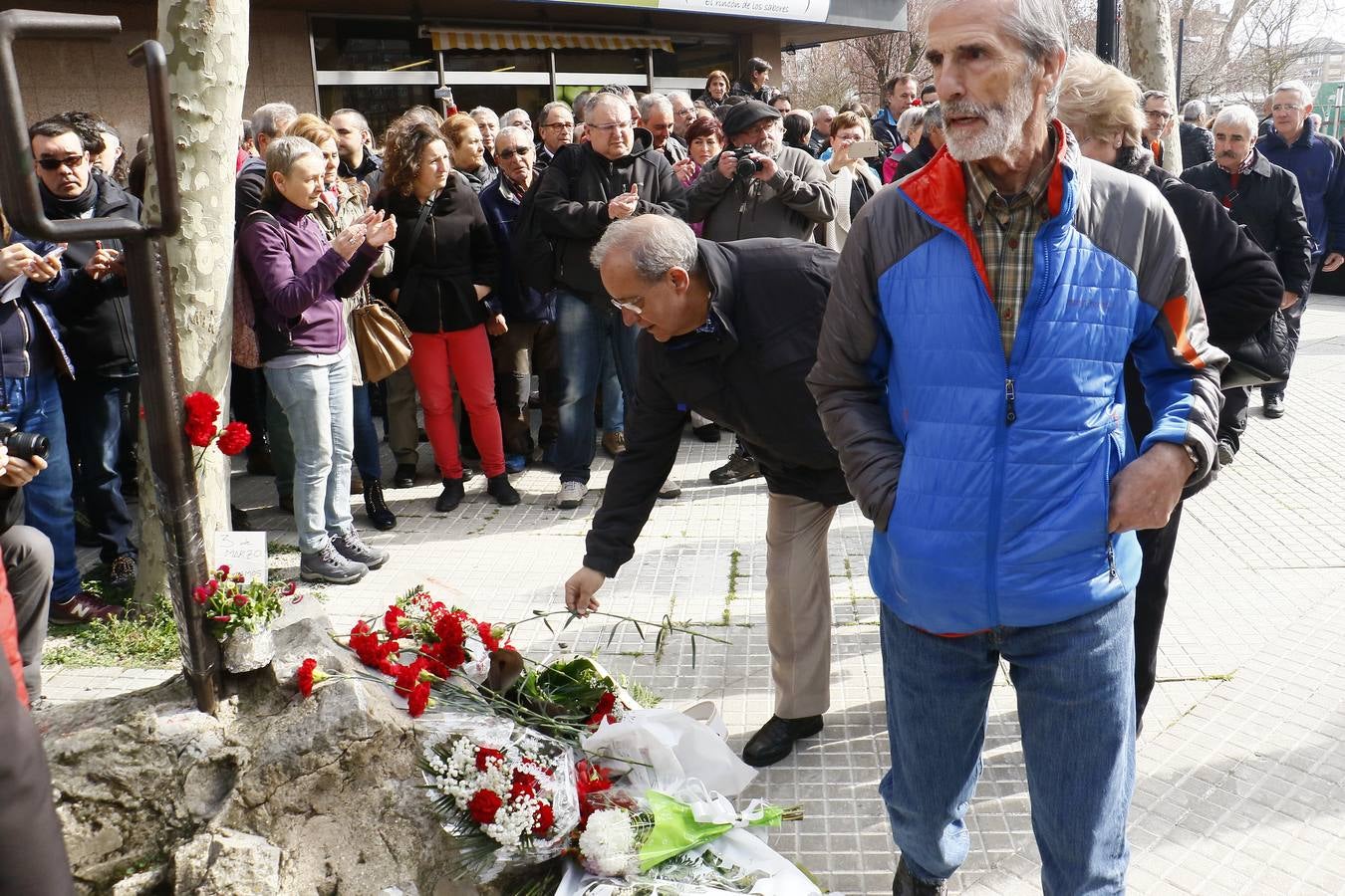 Ofrendas florales en recuerdo de las víctimas del Tres de Marzo