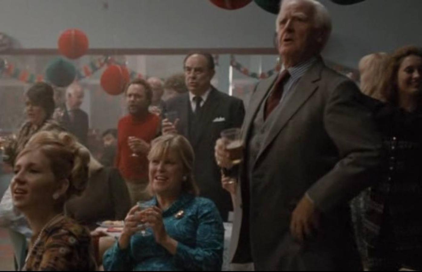 El escritor John Le Carré realizó un cameo en la vesión de 'El topo' de 2011, en la que apareció en el momento en el que los espías británicos celebran la Nochevieja cantando 'La internacional'.