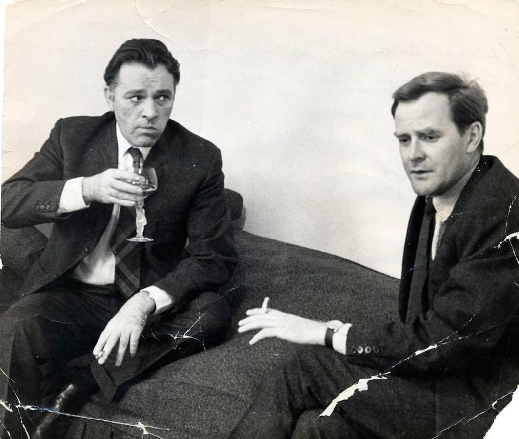 Richard Burton junto con John Le Carré, en el set de rodaje de 'El espía que surgió del frío'.