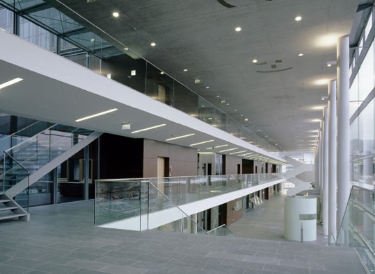 Leoben Justice Center (Austria). Una de las cárceles más hermosas del planeta, el diseño, más parecido a un conglomerado de oficinas que a una prisión, fue obra del arquitecto Joseph Hohensinn. Cada habitación cuenta con baño y cocina privados, ventanas (irrompibles) de suelo a techo, escritorio y estanterías. Dispone de un enorme gimnasio, mesas de ping-pong, basket y habitaciones conyugales por si hay que atender a las visitas.