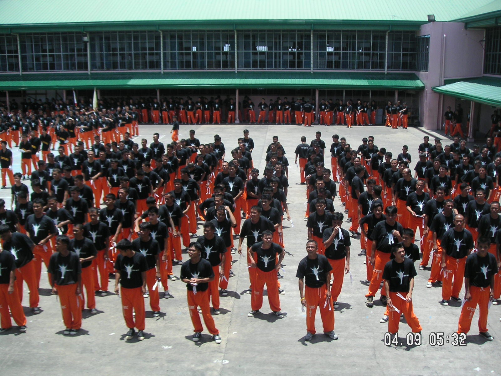 Prisión Cebú (Filipinas). El centro de máxima seguridad ubicada en Filipinas se ha convertido en un fenómeno mediático por el inusual programa de rehabilitación donde los internos realizaban grandes bailes y coreografías, que incluyen espectaculares coreografías de canciones como Thriller de Michael Jackson o YMCM cuyos vídeos causaron sensación a nivel internacional.