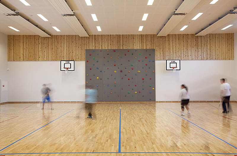 Prisión Halden (Noruega). Para amenizar la estancia, los reclusos disponen de una amplia variedad de actividades culturales y deportivas: Lecciones de música, librería, rocódromo, gimnasio, campos de basket y fútbol.