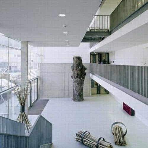 Leoben Justice Center (Austria). Una de las cárceles más hermosas del planeta, el diseño, más parecido a un conglomerado de oficinas que a una prisión, fue obra del arquitecto Joseph Hohensinn. Cada habitación cuenta con baño y cocina privados, ventanas (irrompibles) de suelo a techo, escritorio y estanterías. Dispone de un enorme gimnasio, mesas de ping-pong, basket y habitaciones conyugales por si hay que atender a las visitas.