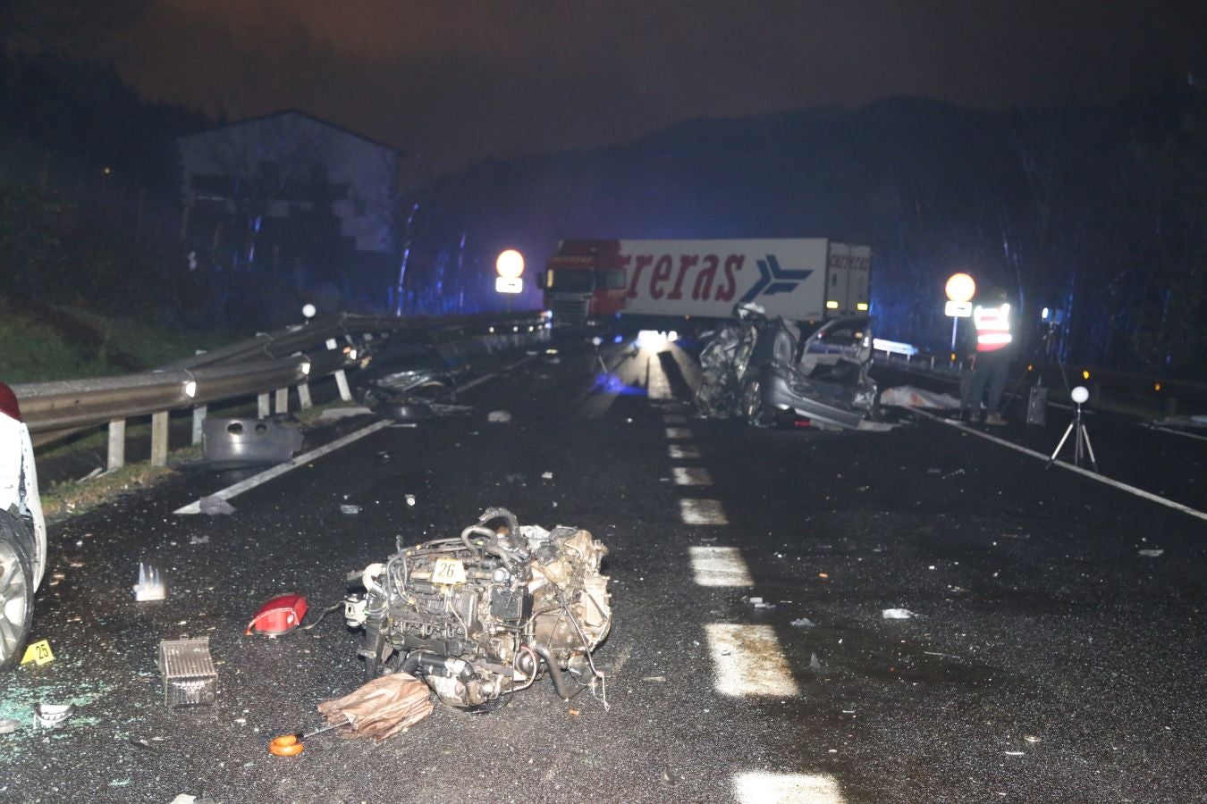 Imágenes tras el accidente entre un camión y varios turismos en Azkoitia