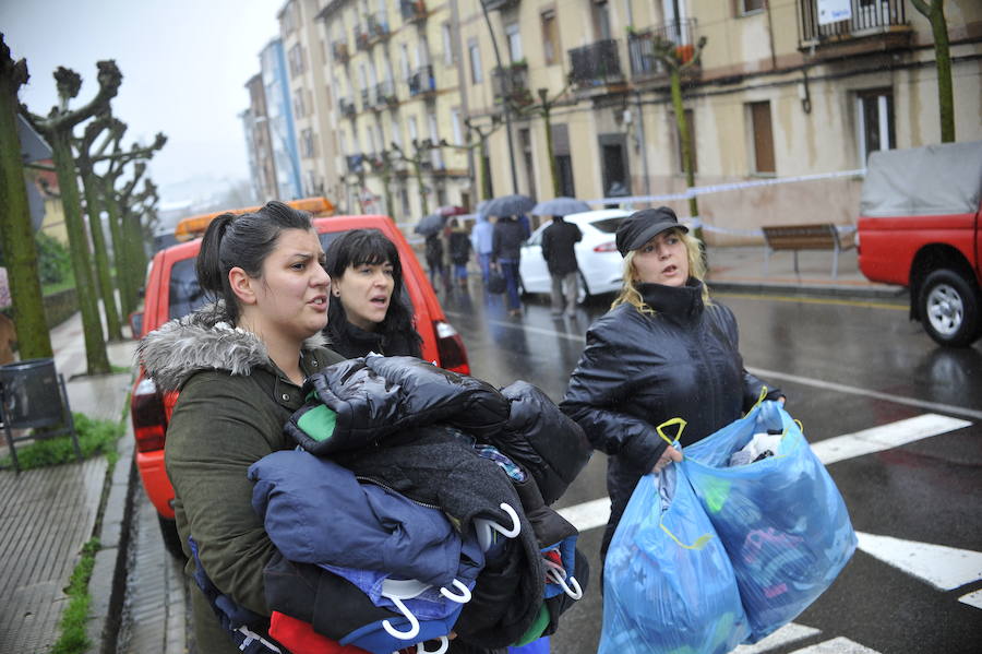 Los vecinos de Sestao afectados por el incendio vuelven a sus casas a por sus pertenencias