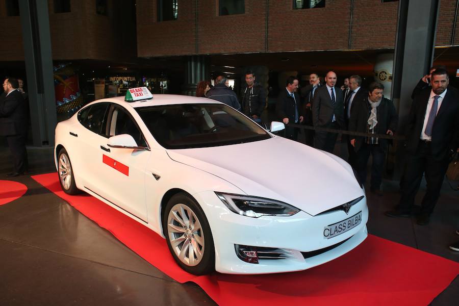 Presentación del taxi Tesla 100% eléctrico en Bilbao