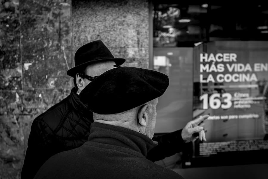 Los encontronazos fortuitos entre vecinos son algo cotidiano en Santutxu.