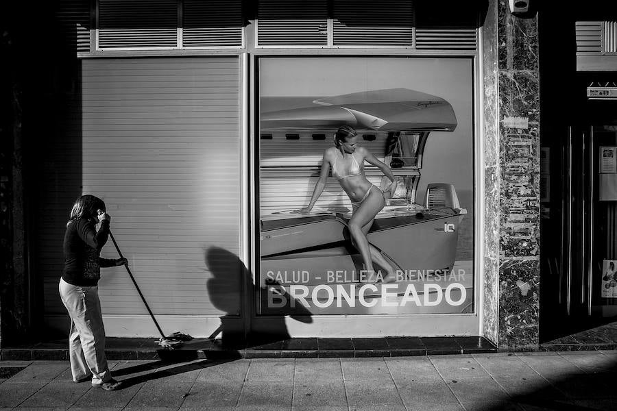 Una mujer friega un centro de estética.