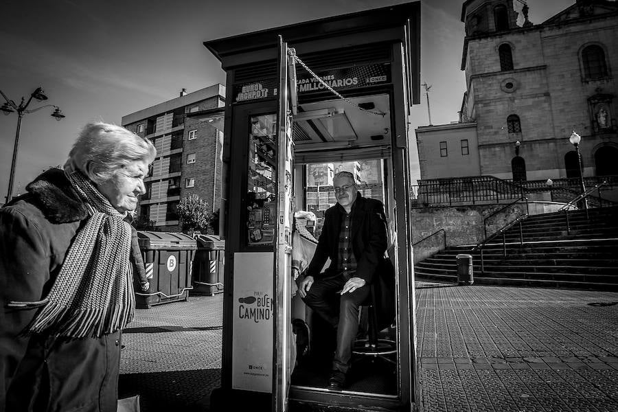 Joaquín, vendedor de la ONCE, tiene su local al lado del edificio.