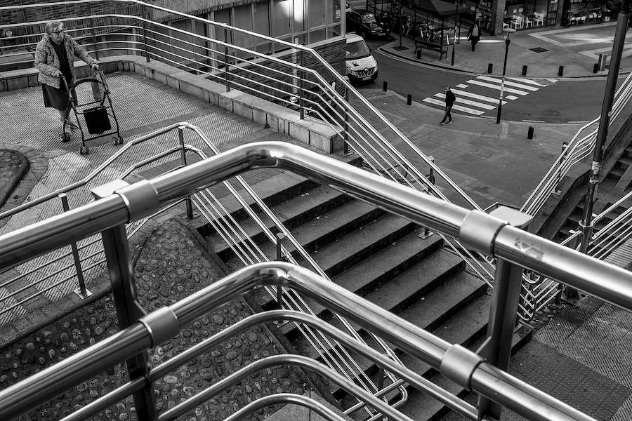 Salida de la parada de metro del barrio.