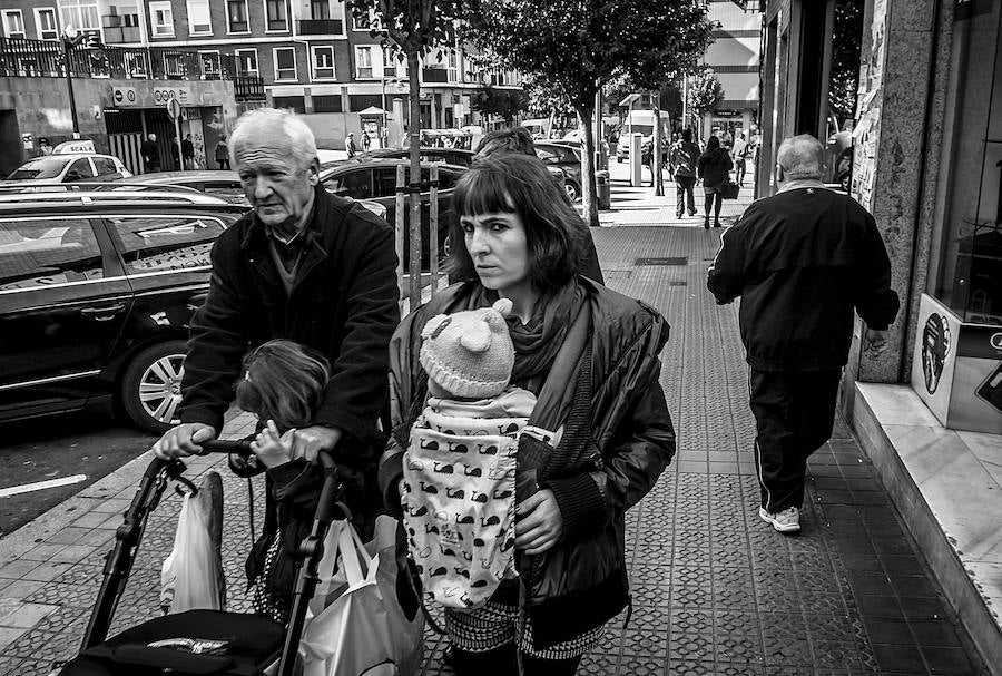 Un matrimonio y sus hijos pasean por Santutxu.