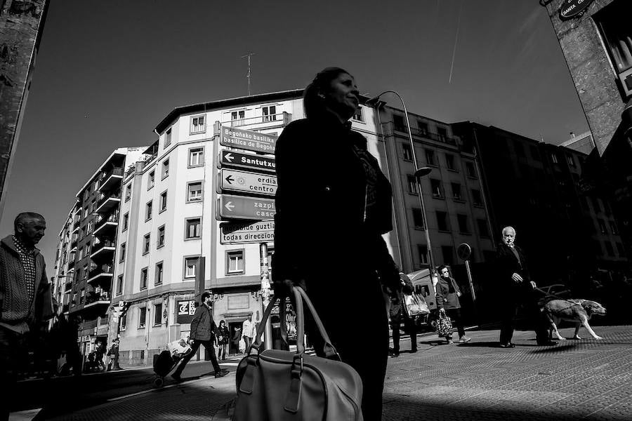 Una mujer espera en el cruce de la calle Zabalbide con Santa Clara.