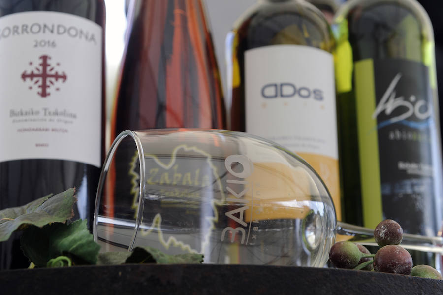 Abel Barriola apadrina la nueva añada de txakoli de Bakio