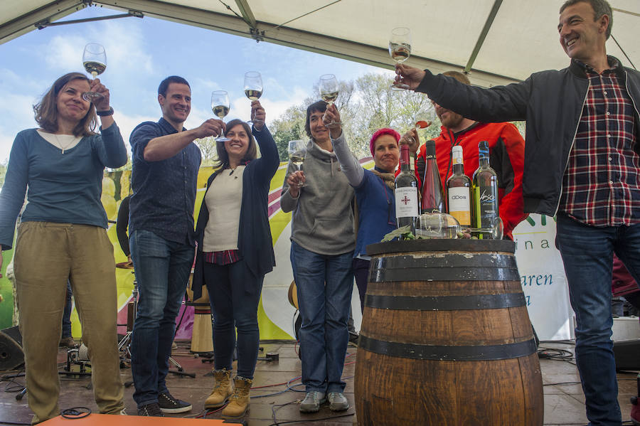 Abel Barriola apadrina la nueva añada de txakoli de Bakio