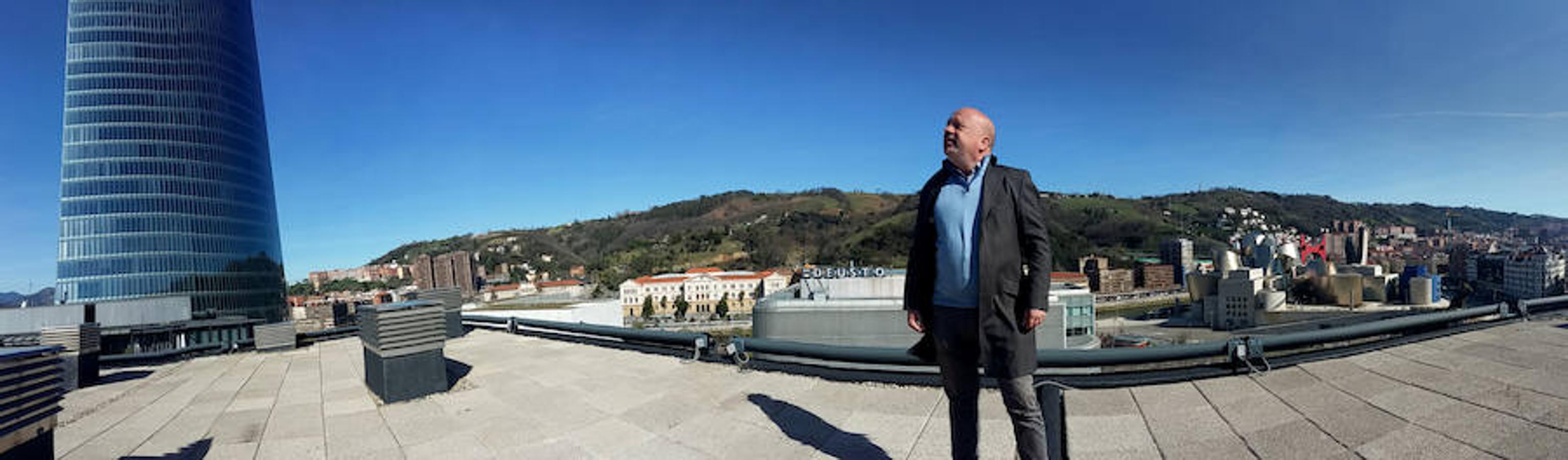 Torre Iberdrola. Álvaro Ortega, responsable de comunicación y relaciones públicas, vive en Abandoibarra junto a la Torre Iberdrola, el centro de negocios de 165 metros de altura del que es autor el arquitecto César Pelli. Al fondo, la Universidad de Deusto
