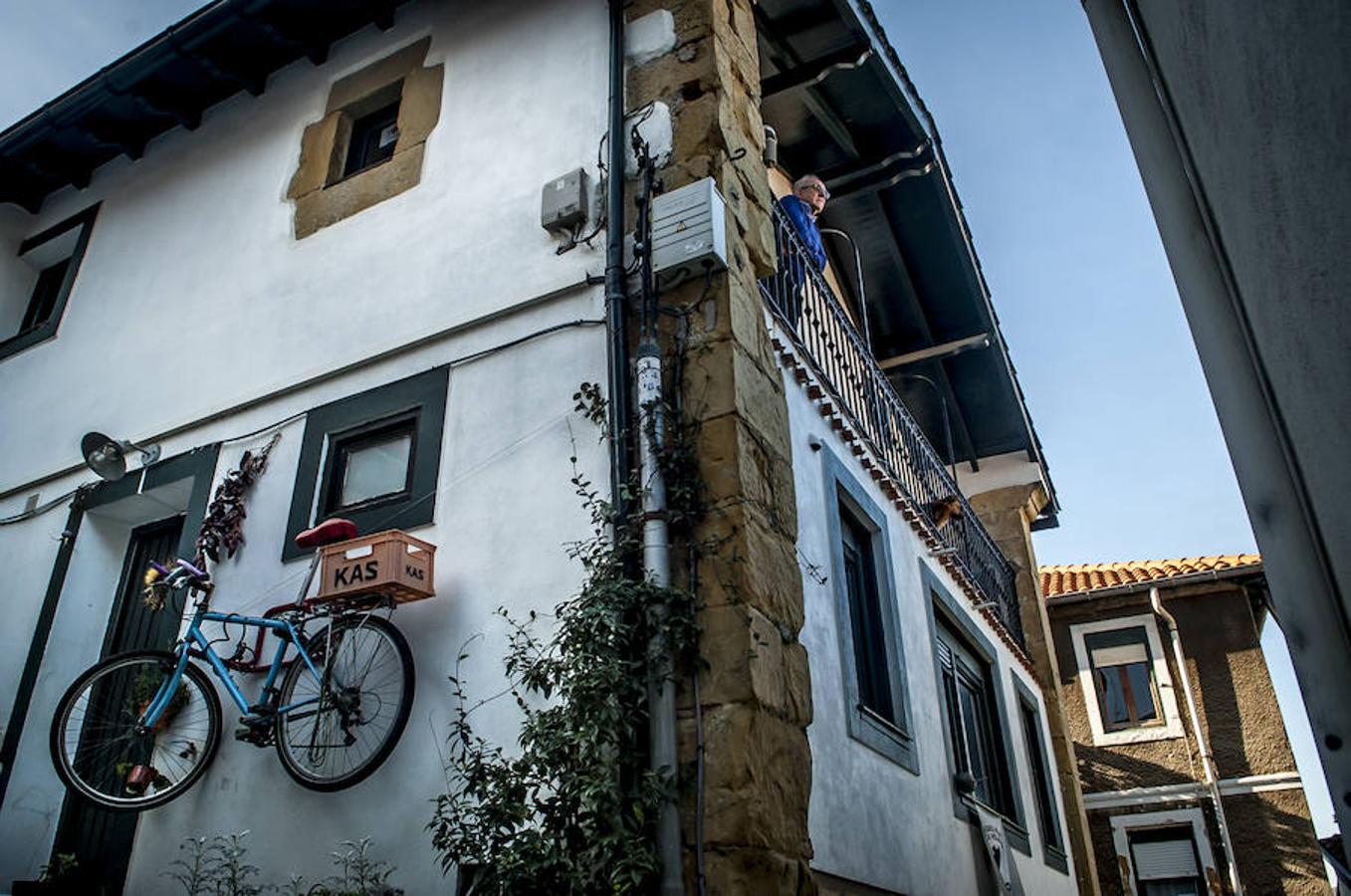 Barrio de pescadores de Algorta. Calles en cuestas, casas coloridas, repleto de tabernas y restaurantes… Es uno de los rincones más pintorescos de Bizkaia