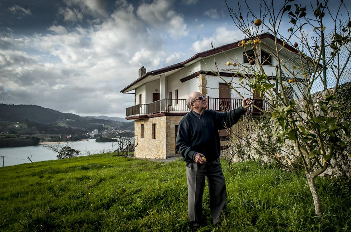 Reserva de Urdaibai. Jesús Arrien, sacerdote, cuida de sus árboles frutales. La casa cural en la que reside tiene unas vistas envidiables: desde las marismas de Oka hasta la playa de Laida