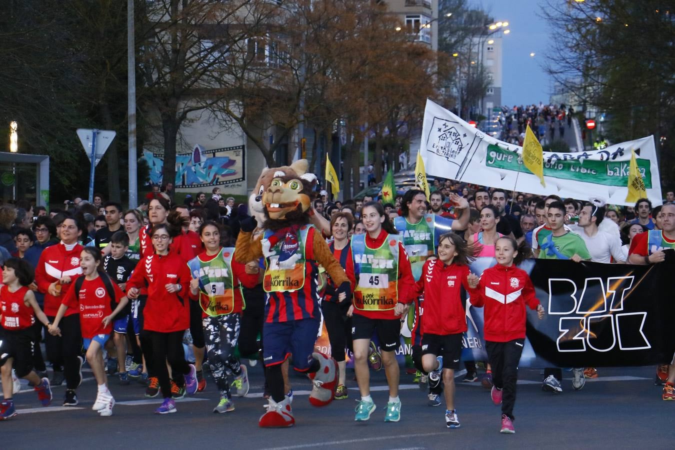 La Korrika recorre las calles de Vitoria