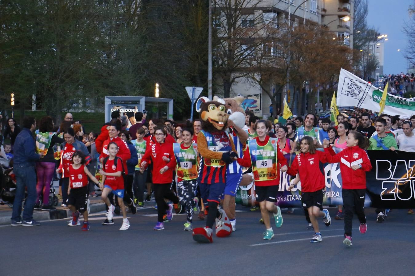 La Korrika recorre las calles de Vitoria