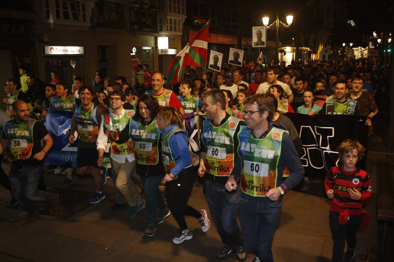 La Korrika recorre las calles de Vitoria