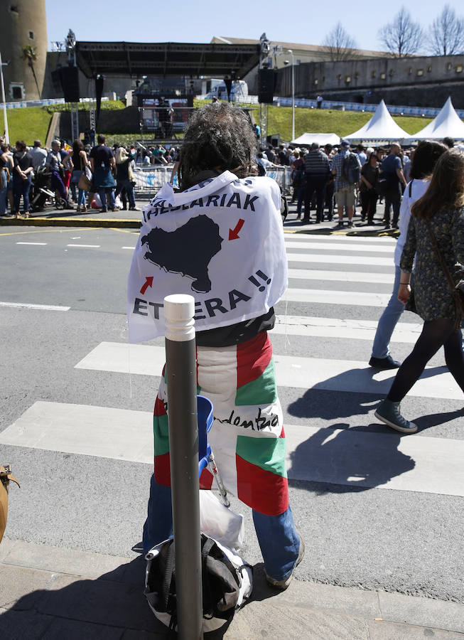Miles de personas celebran en Bayona la entrega de armas de ETA