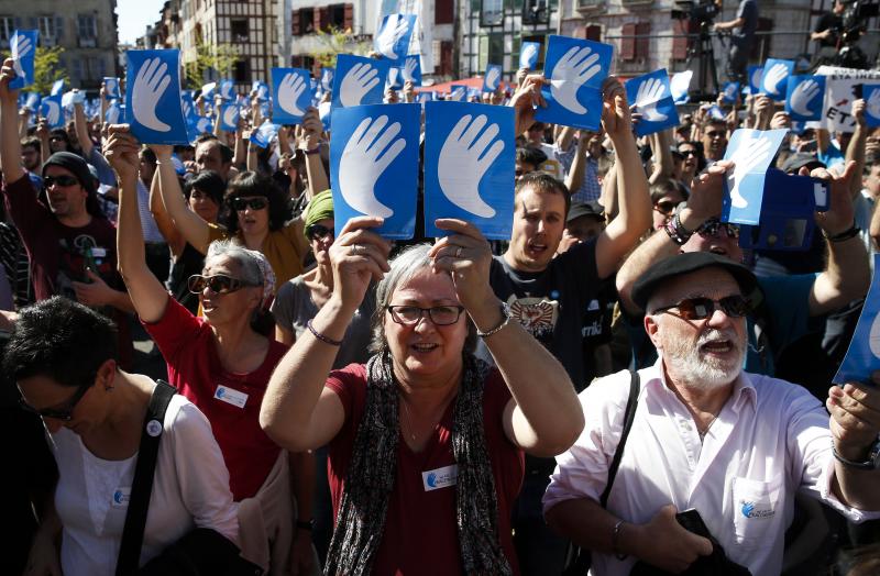 Miles de personas celebran en Bayona la entrega de armas de ETA