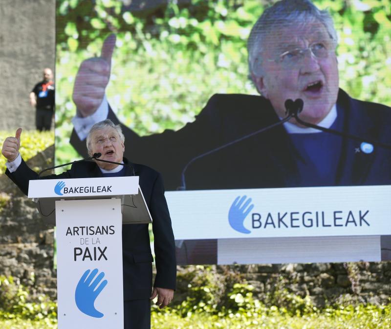 Miles de personas celebran en Bayona la entrega de armas de ETA