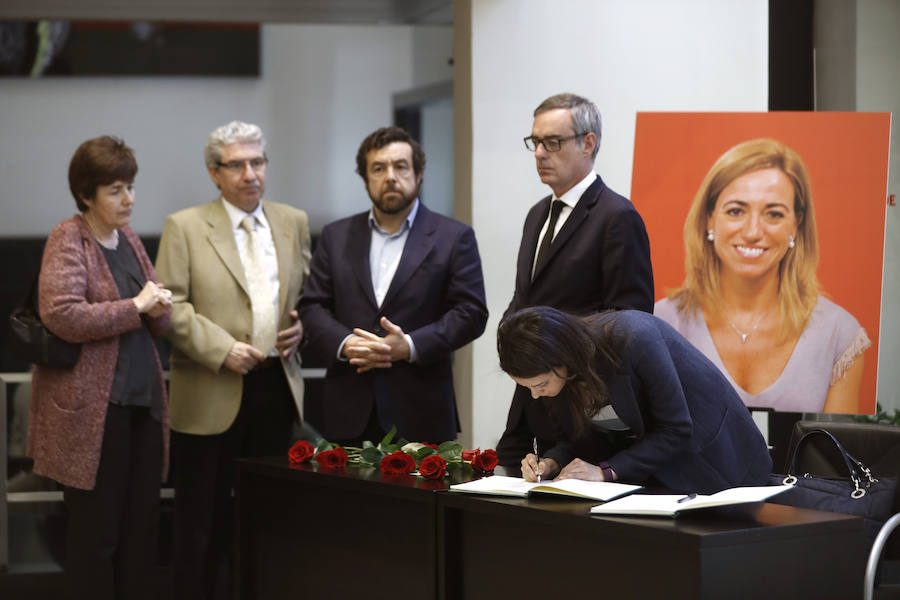 Los dirigentes de Ciudadanos Inés Arrimadas (d), José Manuel Villegas (2d) y Miguel Ángel Gutiérrez (c), junto al periodista Casimiro García-Abadillo (2i), firman el libro de condolencias en la sede del PSOE, en Madrid, donde se ha instalado la capilla ardiente para despedir a Carme Chacón.