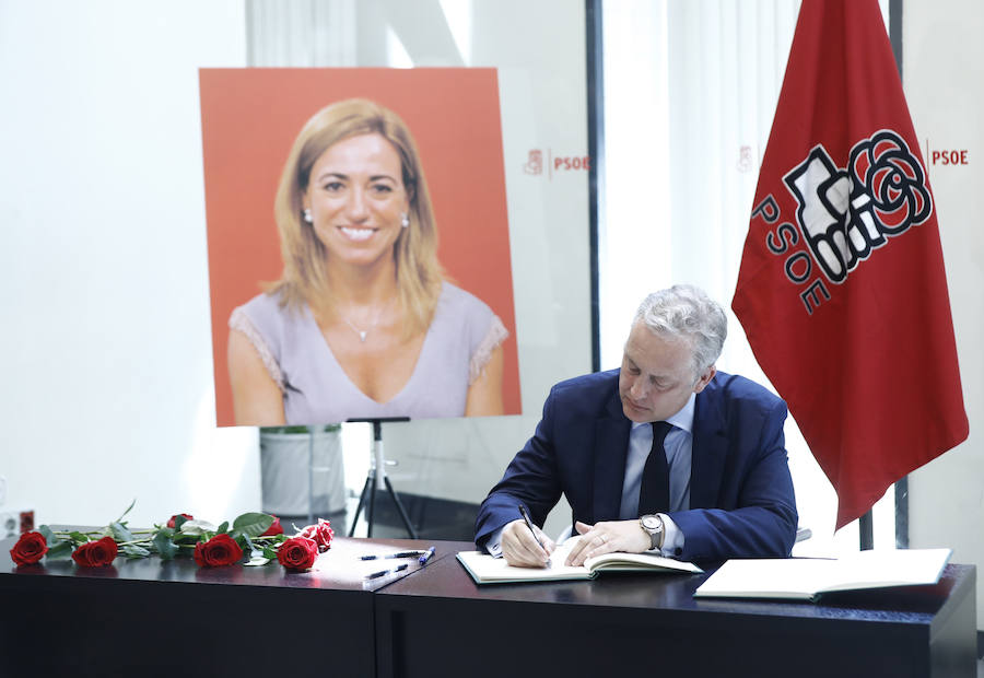 El embajador del Reino Unido en España, Simon Manley, firma en el libro de condoloncias en la sede del PSOE.