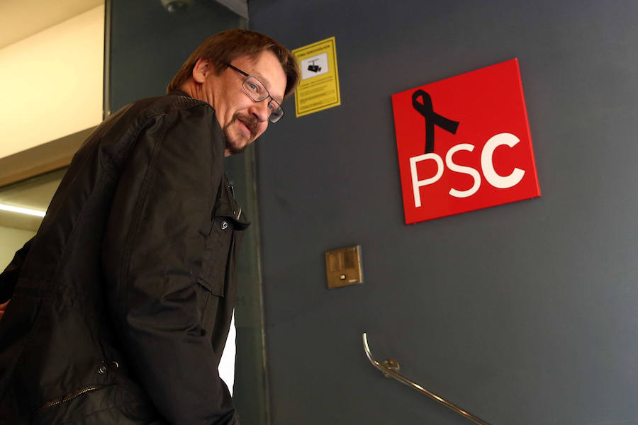 El líder de los 'comunes', Xavier Domenech, sale esta mañana de la sede del PSC en Barcelona, tras firmar en el libro de condolencias en memoria de la exministra socialista Carme Chacón