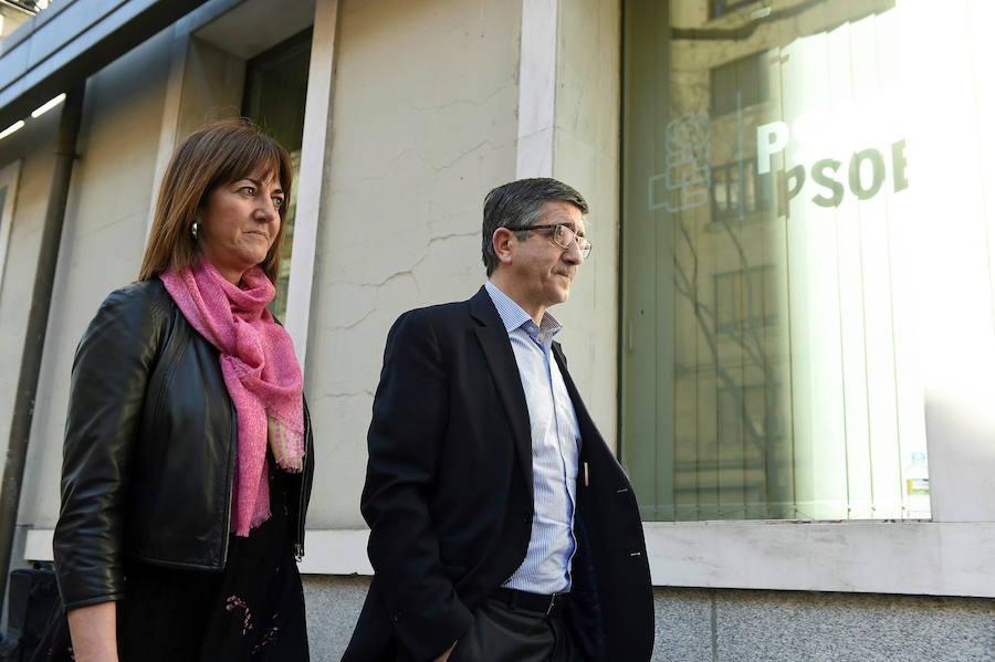 El candidato a la Secretaria General del PSOE Patxi López (d) y la secretaria general del PSE-EE, Idoia Mendia (i), en la sede del PSOE, en Madrid.