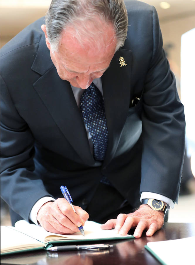 El director del Centro Nacional de Inteligencia (CNI), Félix Sanz Roldán, firma en el libro de condolencias en la sede del PSOE.