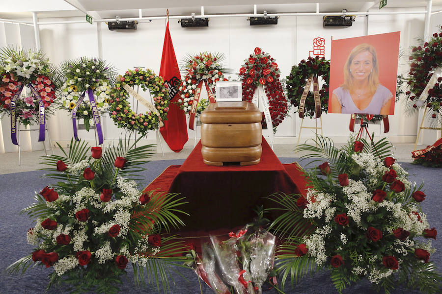 La capilla ardiente instalada en la sede del PSOE para despedir hoy a Carme Chacón, exministra socialista de Defensa y exvicepresidenta primera del Congreso, que falleció ayer en Madrid a los 46 años.