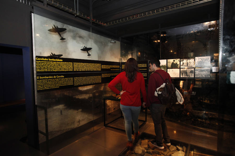 Numerosos turistas en el Museo de la Paz de Gernika