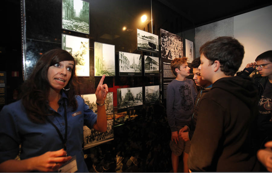 Numerosos turistas en el Museo de la Paz de Gernika