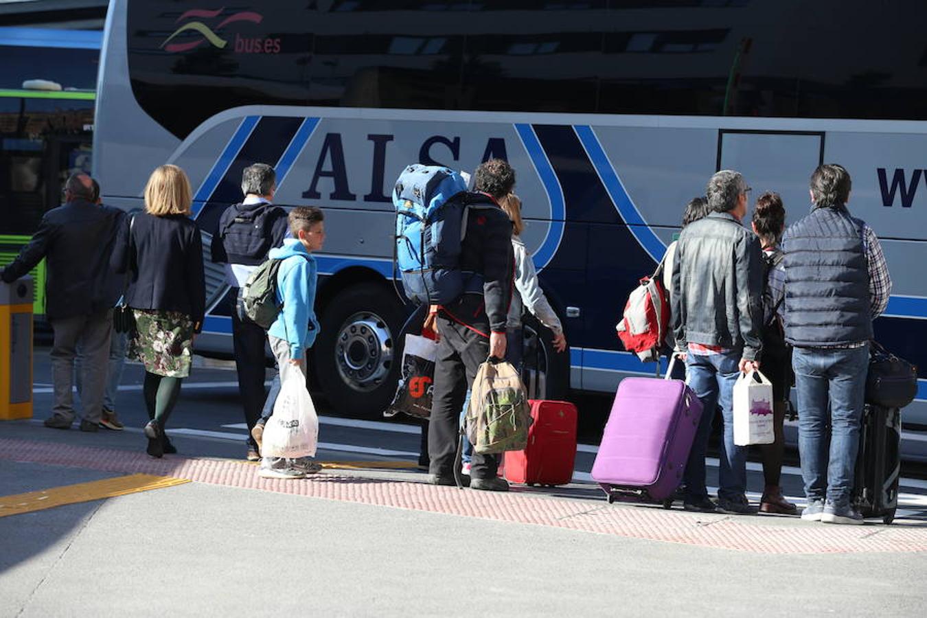 Los viajeros que llegan y se marchan en autobús
