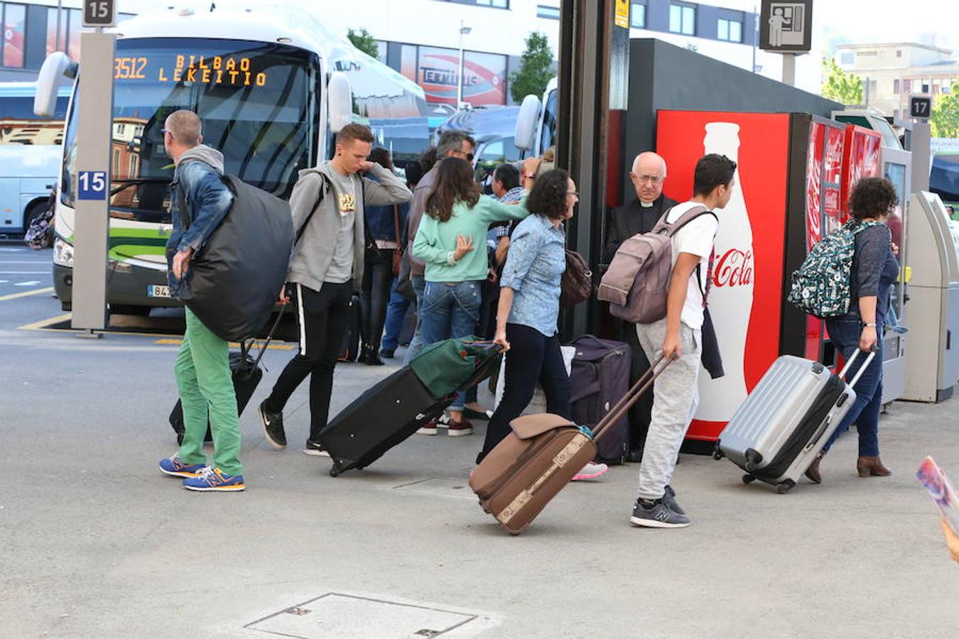 Los viajeros que llegan y se marchan en autobús