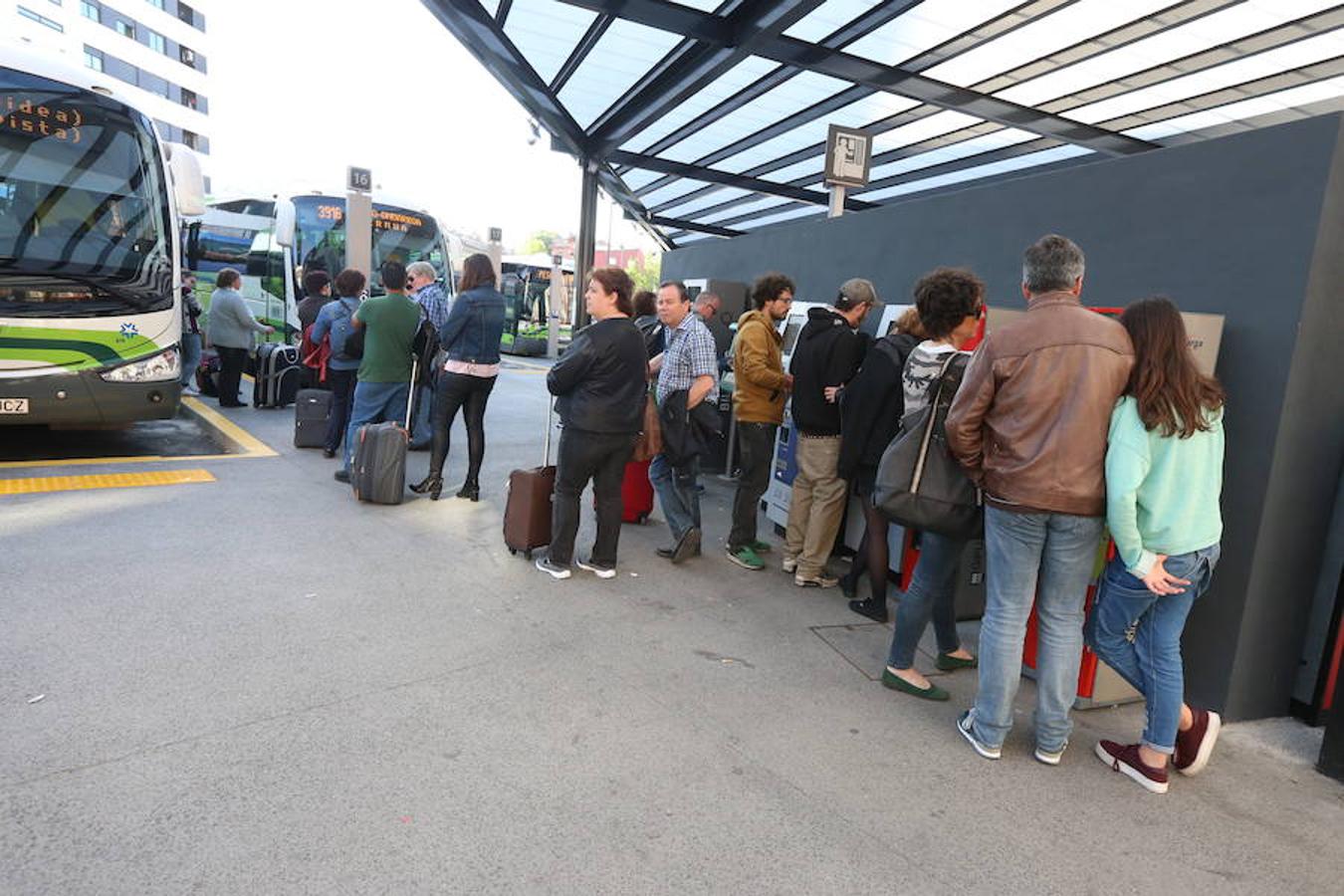Los viajeros que llegan y se marchan en autobús