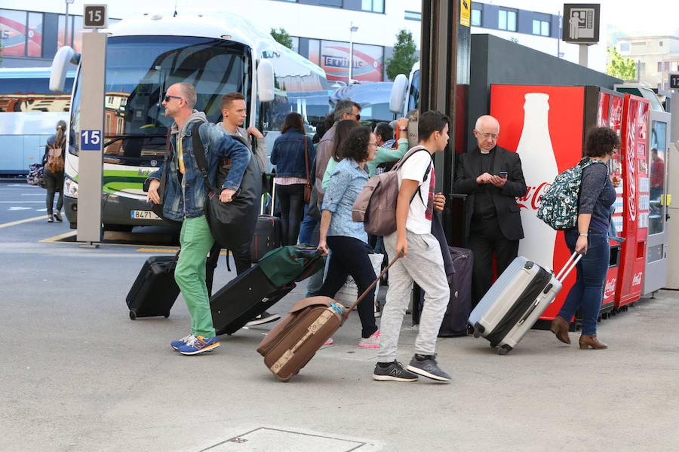 Los viajeros que llegan y se marchan en autobús
