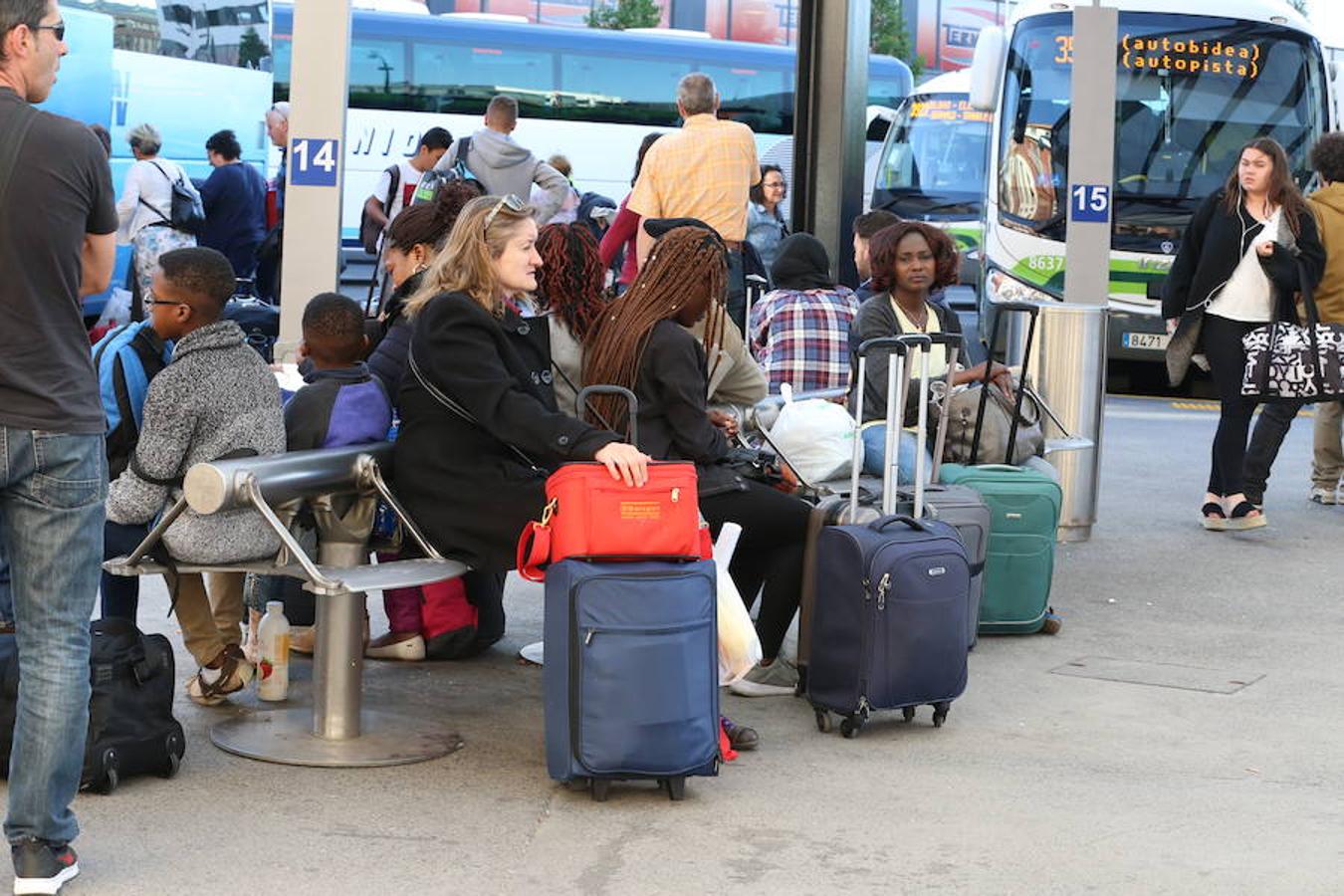 Los viajeros que llegan y se marchan en autobús