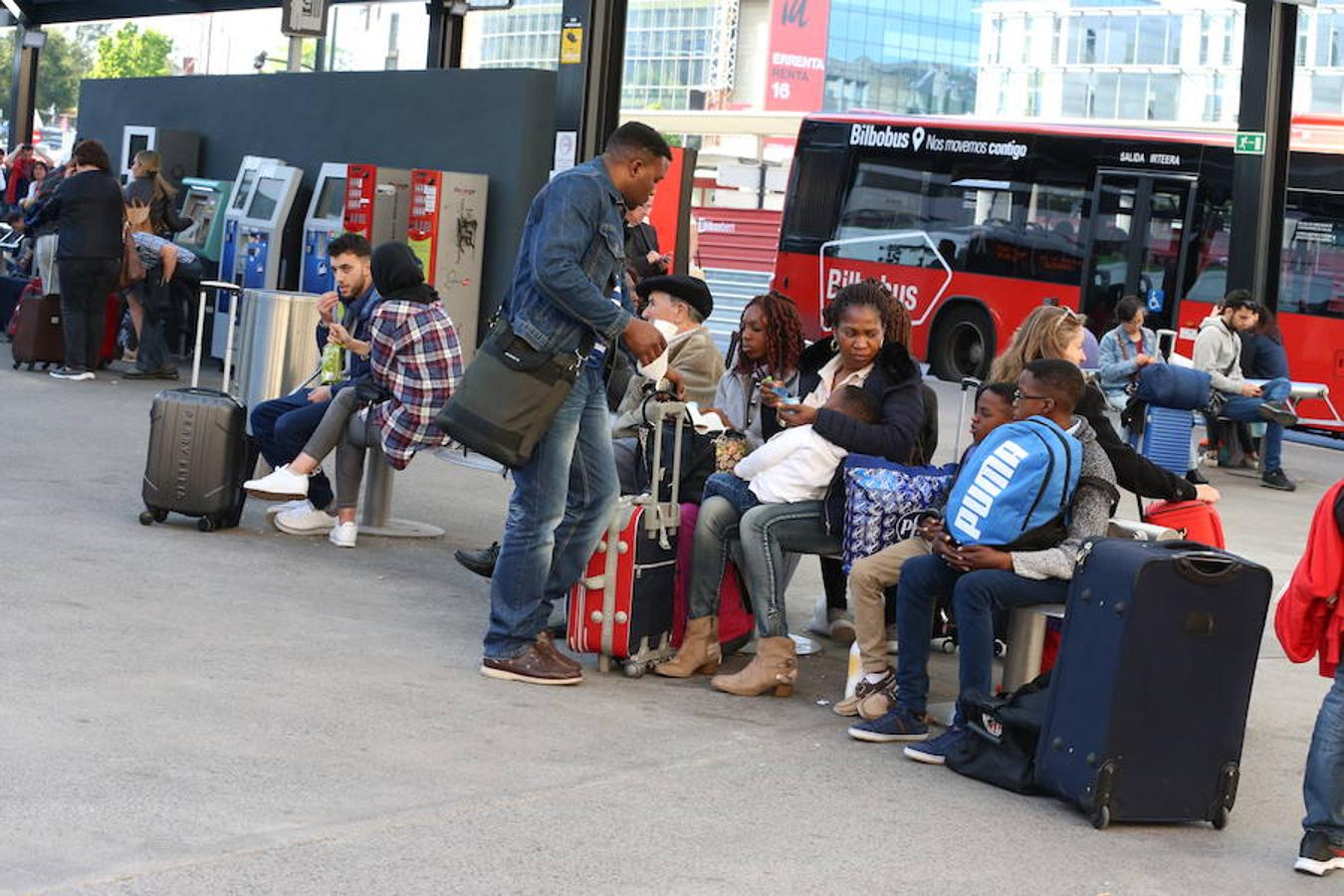 Los viajeros que llegan y se marchan en autobús