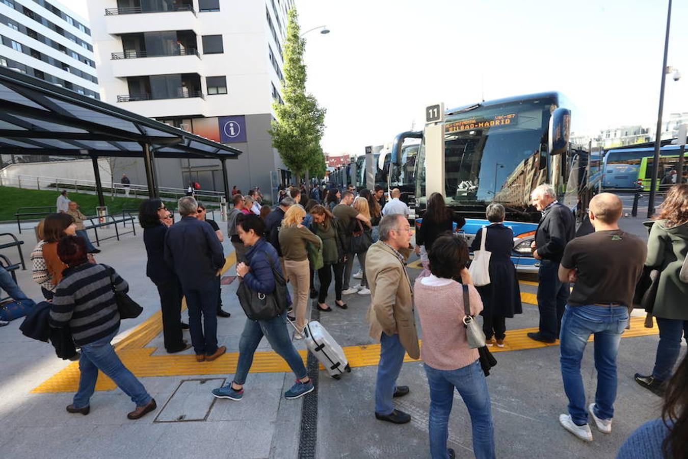 Los viajeros que llegan y se marchan en autobús